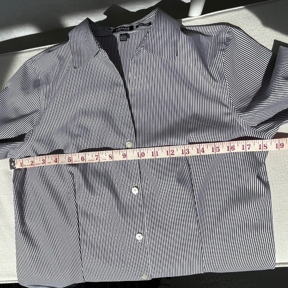 Jones New York (M) 100% cotton, no-iron, button-up shirt, perfect condition. - Picture 8 of 12